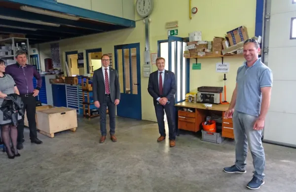 Pred tremi tedni so se sežanski podjetniki srečali z vodstvom 
Obrtne zbornice Slovenije ter župani Krasa in Brkinov. Vsi skupaj 
se strinjajo, da bi morala vlada upoštevati večjo prizadetost 
gospodarstva na tem območju zaradi navezanosti na italijanski 
trg.