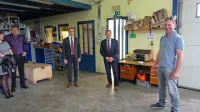Pred tremi tedni so se sežanski podjetniki srečali z vodstvom 
Obrtne zbornice Slovenije ter župani Krasa in Brkinov. Vsi skupaj 
se strinjajo, da bi morala vlada upoštevati večjo prizadetost 
gospodarstva na tem območju zaradi navezanosti na italijanski 
trg.