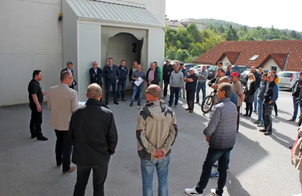 Tako so se postojnski podjetniki  zaradi problematike povišanja NUSZ sredi maja zbrali na 
protestnem sestanku s predstavniki občine. 
