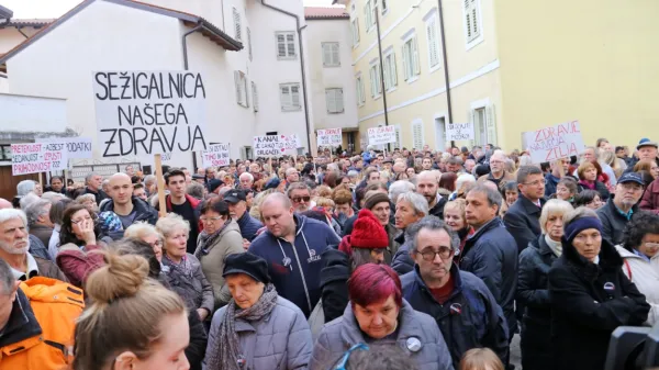 Ob izredni seji so ljudje na protestih zahtevali čist zrak. Meritve naj 
bi pokazale, koliko in s čim je dejansko onesnažen. 
