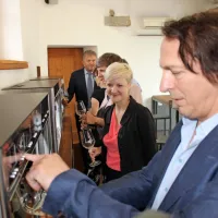 Grad spet utripa z oštirjem in rebulami