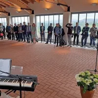 Grad spet utripa z oštirjem in rebulami