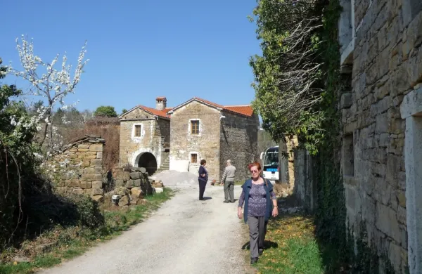  V Abitantih ne živi veliko ljudi, a vendar bi si leta 2020 zaslužili imeti spodobno močan mobilni signal. Pa ga  še nekaj časa  ne bo.  