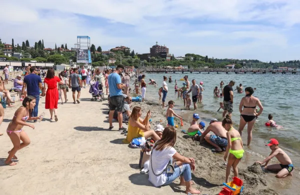 Portoroška plaža je bila minuli konec tedna zelo polna, čeprav je 
bilo kopanje na njej še “neuradno”. 