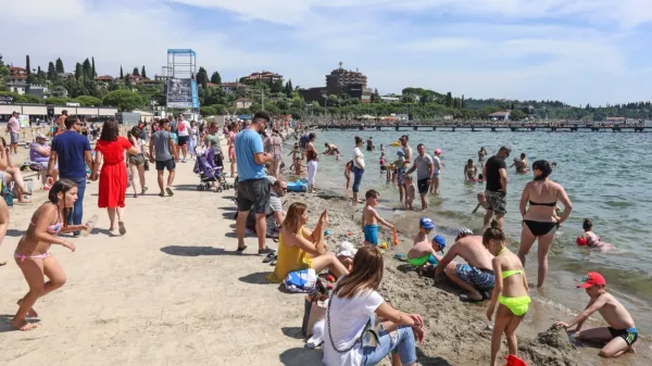 Portoroška plaža je bila minuli konec tedna zelo polna, čeprav je 
bilo kopanje na njej še “neuradno”. 