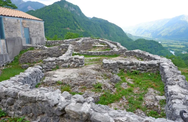 Tonovcov grad je že zdaj urejena točka na kobariški zgodovinski poti, ima pa še velike zgodovinsko-turistične potenciale.