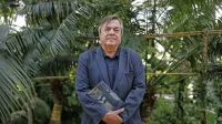 Drago Jančar je nagrado prejel v tropskem rastlinjaku ljubljanskega botaničnega vrta. 