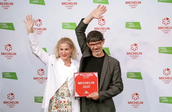 Ponosna lastnika dveh Michelinovih zvezdic Ana Roš in Valter 
Kramar iz Hiše Franko