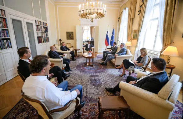 Predsednik Pahor je v pogovoru s predstavniki pobude Rešimo 
Goriško ocenil, da je sedaj pravi čas za  vzpostavitev posebnega 
statusa dveh Goric - Nove Gorice in italijanske Gorice.