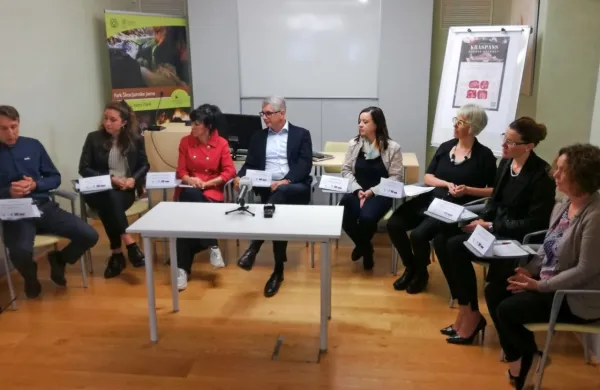 Destinacijo Krasa in Brkinov ter novo doživetje KrasPass degustacije so predstavili (z leve): Aleš Vodičar, Ana Hrast, Ariana B. Suhadolnik, 
Matej Oset, Jana Martinčič, Nina Ukmar, Marjetka Terčon in Ester Mihalič. 
