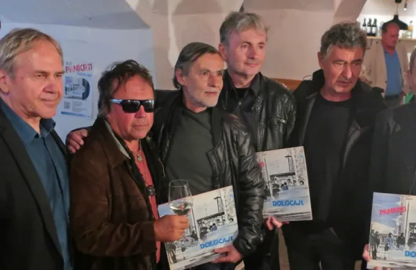  Pankrti z jubilejno izdajo Dolgcajta (z leve): Boris Kramberger, 
Peter Lovšin, Dušan Žiberna, Mitja Prijatelj, Gregor Tomc in Slavko 
Colnarič.