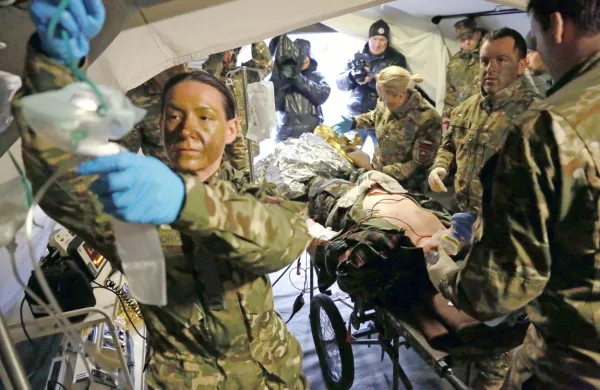 Slovenska vojska ima številne zdravstvene enote, zato je tudi 
veliko vojakinj in vojakov usposobljenih za dajanje prve pomoči in 
še veliko več. Fotografija je simbolična. 