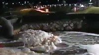 Na sinočnjem posnetku je v kanalu Grande videti zaskrbljujoče 
veliko količino pene.