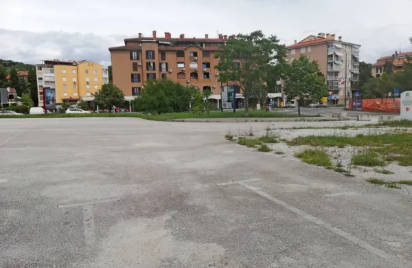 Novo parkirišče naj bi razbremenilo parkirno stisko prebivalcev 
Lucije