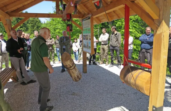 Maketa prvega gozdarskega žerjava izzumitelja Štefana Gnezde je 
na ogled tik ob glavni cesti na Vojsko.