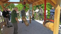 Maketa prvega gozdarskega žerjava izzumitelja Štefana Gnezde je 
na ogled tik ob glavni cesti na Vojsko.