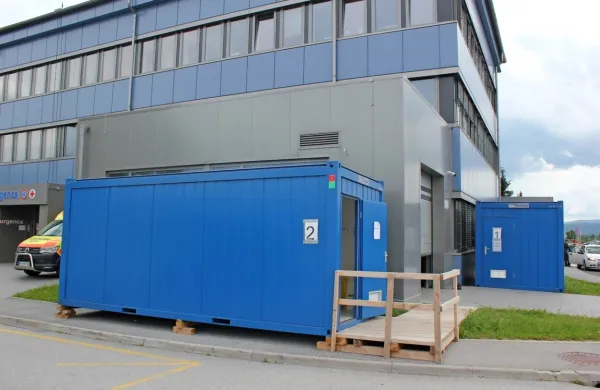 V postojnskem zdravstvenem domu so v ponedeljek zabeležili nov 
primer okužbe s covid-19, kar je prvi nov primer po 27. marcu. 