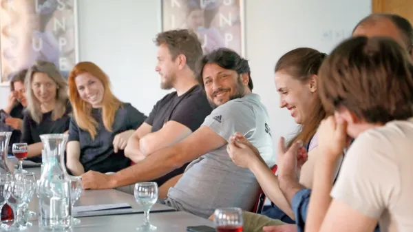 Ekipa je predstavo Jakiš in Pupče začela pripravljati že pred epidemijo, 
zato je režiser Yonatan Esterkin (v sredini)  že od tedaj v Novi Gorici. 