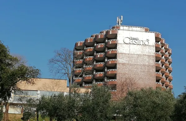 Hotel Metropol gostov letos ne bo sprejemal. 