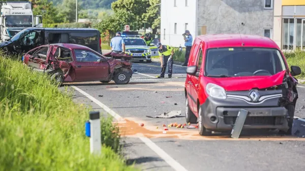 Med Ozeljanom in Vogrskim so danes zjutraj trčila tri vozila.