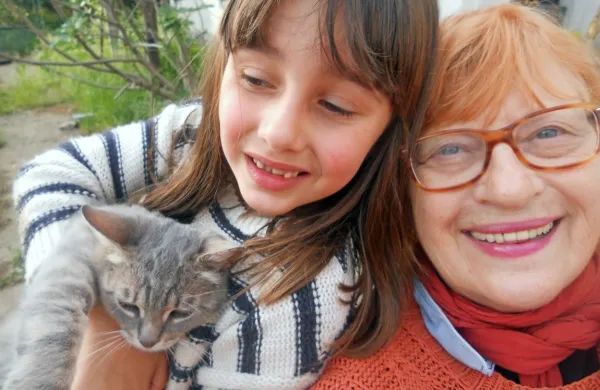 Mila Haugová in vnukinja Sašenka na majski fotografiji 