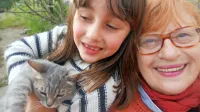 Mila Haugová in vnukinja Sašenka na majski fotografiji 