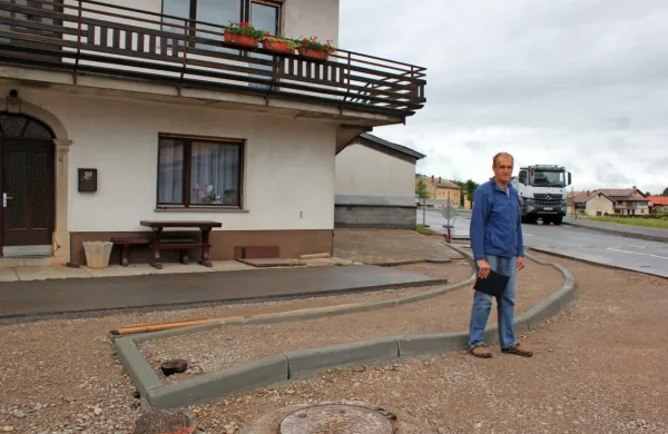 Potem ko so ob in pred njegovo hišo na novo zgradili pločnik, je 
Anton Bilc ostal brez izhoda iz svojega dela dvorišča na cesto. 