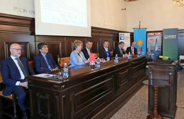 Z leve: Dimitrij Zadel (Luka Koper), Andrej Božič (BB Consulting), Elen Twrdy (FPP), moderator razprave Luka Vesnaver (Deloitte), 
Tadej Gosak (Titus Dekani), Sergej Simoniti (Coface PKZ) in Marko Rems (Intereuropa)  