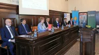 Z leve: Dimitrij Zadel (Luka Koper), Andrej Božič (BB Consulting), Elen Twrdy (FPP), moderator razprave Luka Vesnaver (Deloitte), 
Tadej Gosak (Titus Dekani), Sergej Simoniti (Coface PKZ) in Marko Rems (Intereuropa)  