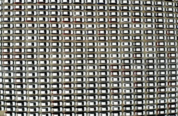 Paradna konja idrijskega gospodarstva, Hidria in Kolektor, sta v 
veliki meri odvisna od dogajanja v svetovni avtomobilski industriji. Ta je v zadnjih mesecih v precejšnji krizi.