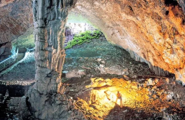 Ob Postojnski jami in Škocjanskih jamah je ogleda vredna tudi 
jama Vileica, turistom svetuje portal The Slovenija.