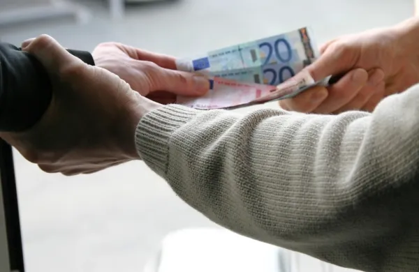 Kot trdi tožilstvo, naj bi pred skoraj dvema letoma obtožena izsiljevala Vipavca za denar.  