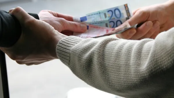 Kot trdi tožilstvo, naj bi pred skoraj dvema letoma obtožena izsiljevala Vipavca za denar.  