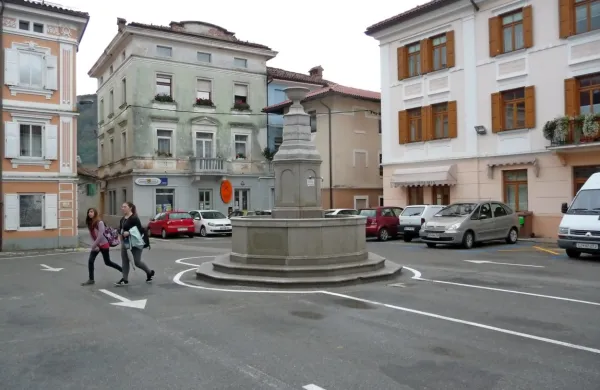 Trg pri fontani bo letos zaživel z več prireditvami, za promet ga 
bodo zaprli do konca leta. 