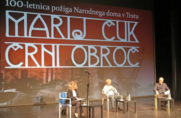 V Sežani so roman Črni obroč predstavili avtor Marij Čuk (v sredini) ter  Nadia Roncelli  in Martin Brecelj iz založbe Mladika. 