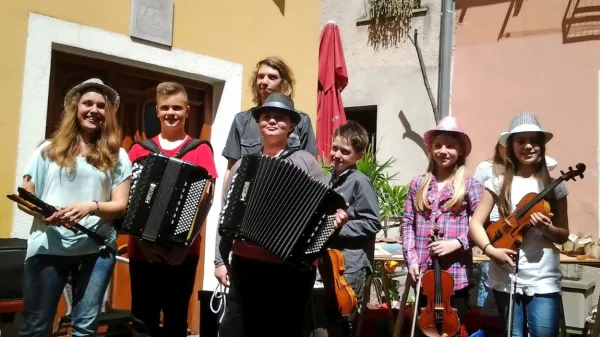 Pod vodstvom Mirjane Gvozdenac  je v Izoli vrsto let ustvarjala skupina Etnotok.  