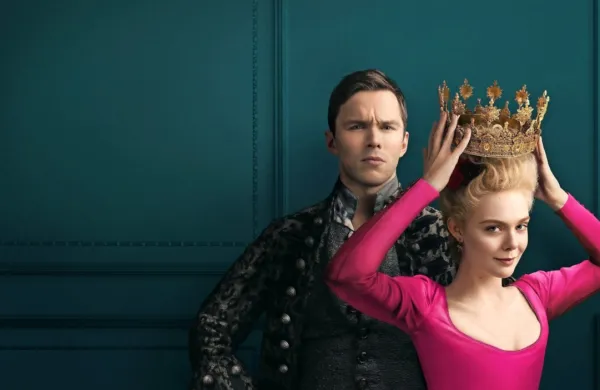 V čevlje Katarine Velike je stopila Elle Fanning, v Petrove pa 
Nicholas Hoult.