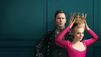 V čevlje Katarine Velike je stopila Elle Fanning, v Petrove pa 
Nicholas Hoult.