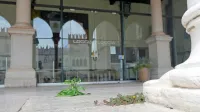 Kavarna Loggia je zaprta že od marca, na kar opozarja tudi trpežen 
plevel, ki je vzniknil med kamnitimi ploščami.