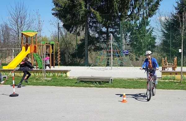 Šolarji niso kolesarili smao na šolskih poligonih, temveč tudi v 
domačem okolju.