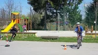 Šolarji niso kolesarili smao na šolskih poligonih, temveč tudi v 
domačem okolju.