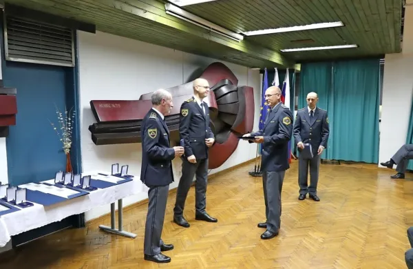 Fabjan Kontestabile (levo) in Jože Senica (v sredini) sta v sredo 
podeljevala priznanja policistom novogoriške policijske uprave. 