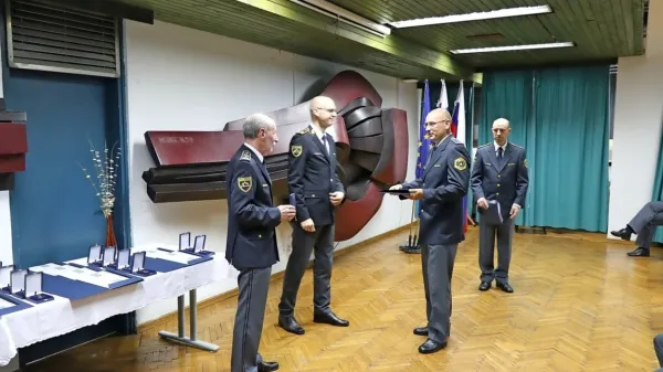 Fabjan Kontestabile (levo) in Jože Senica (v sredini) sta v sredo 
podeljevala priznanja policistom novogoriške policijske uprave. 