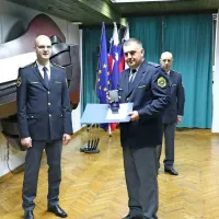 Bronasti ščit je prejel tudi Adormi  Černigoj (desno) z ajdovske 
policijske postaje. 
