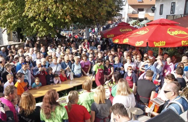 Rodiški kostanjev praznik je ena večjih prireditev v občini, ki 
pritegne številne obiskovalce od blizu in od daleč. 