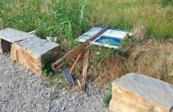 Neznanci so informativno tablo izruvali in porušili.