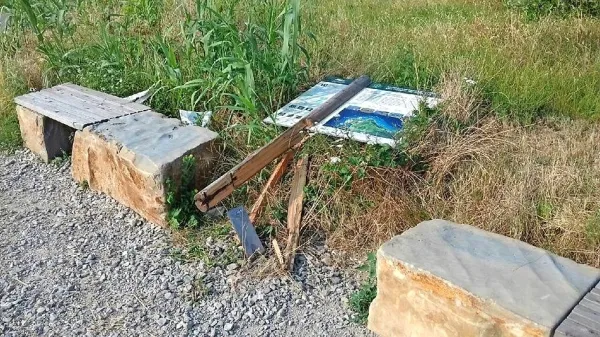 Neznanci so informativno tablo izruvali in porušili.