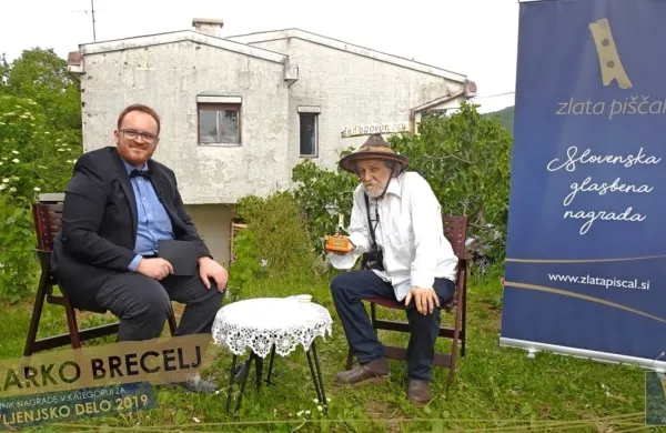 Marko Brecelj je zlato piščal za življenjsko delo prejel doma na 
Klancu pri Kozini. Izročil mu jo je Juš Milčinski - tako je lanski 
Ježkov nagrajenec novo priznanje  prejel iz rok Ježkovega vnuka.   