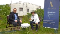 Marko Brecelj je zlato piščal za življenjsko delo prejel doma na 
Klancu pri Kozini. Izročil mu jo je Juš Milčinski - tako je lanski 
Ježkov nagrajenec novo priznanje  prejel iz rok Ježkovega vnuka.   