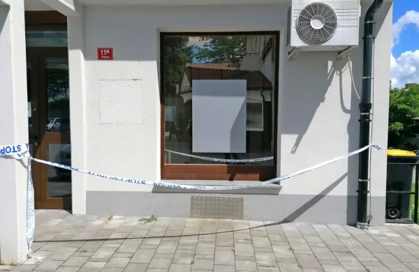 Namesto bankomata sta domačine včeraj  pričakala policijski trak in siva plošča.